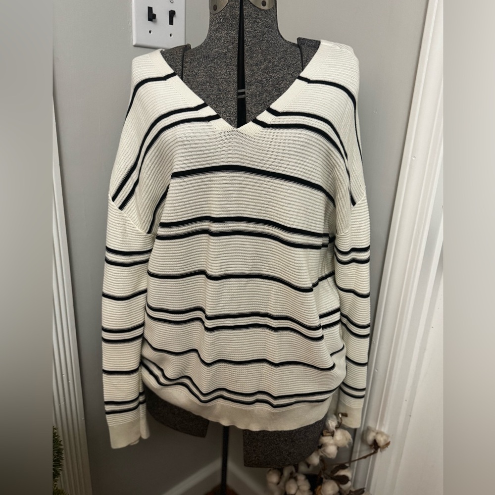 Women’s Talbots V-neck Cream and Black Tunic Sweater size Large